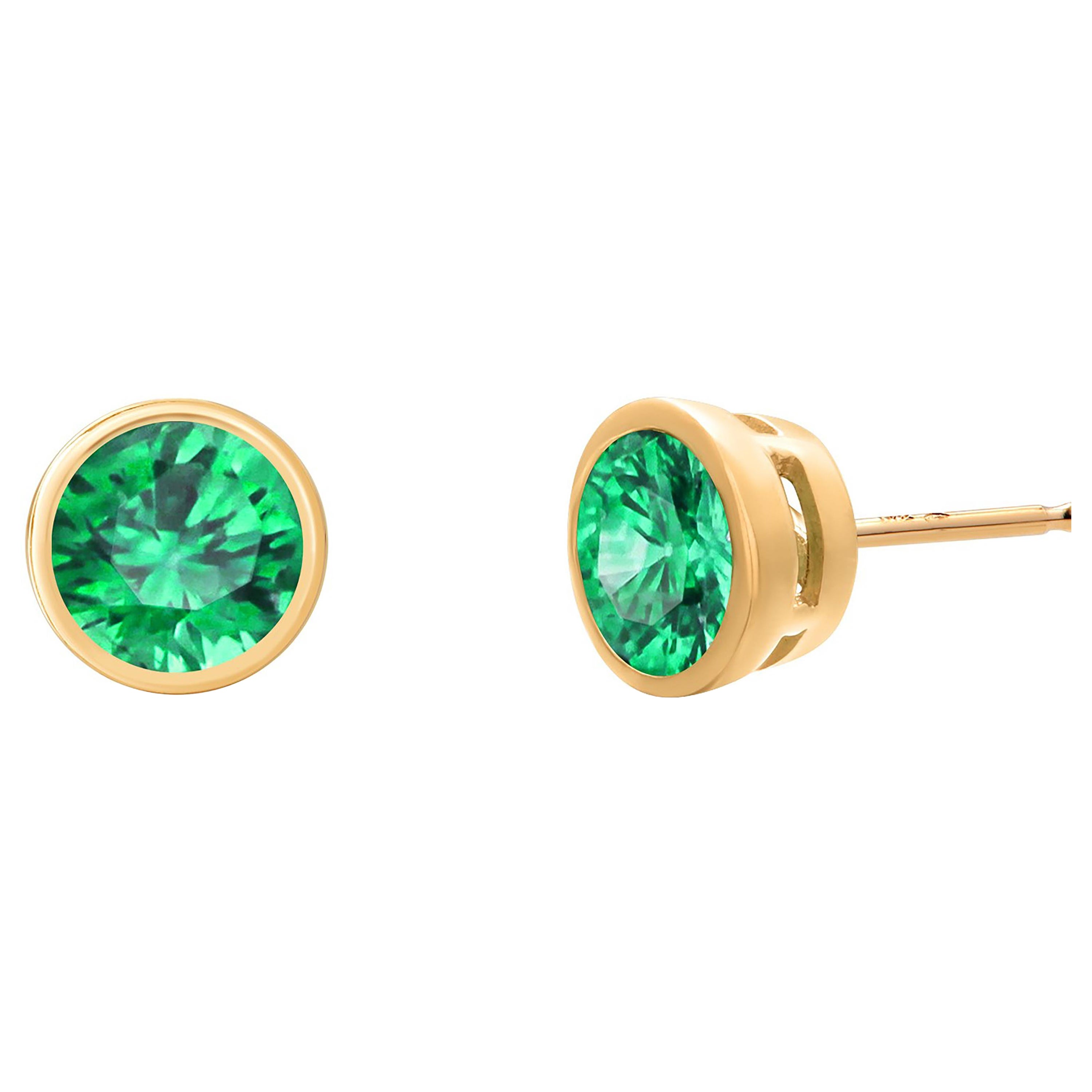 14 Karat Gold Matched Pair Round Emerald 0.65 Carat Stud Earrings 0.20 Inch Wide For Sale
