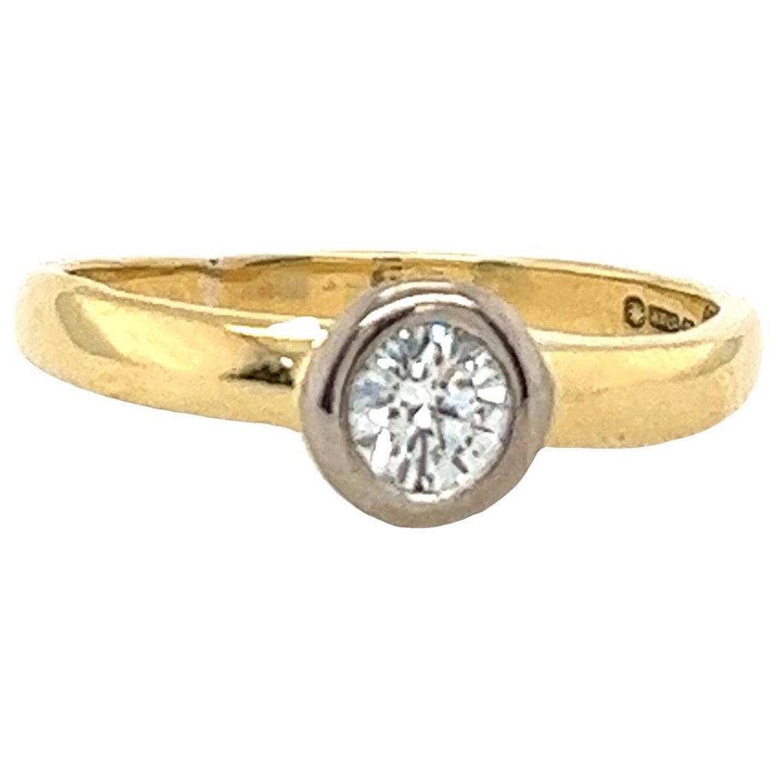 18ct Yellow Gold & White Solitaire Diamond Ring Set With 1 Round Diamond For Sale