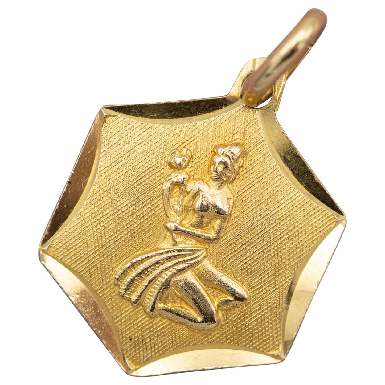 Vintage 18k zodiac charm pendant - Virgo charm - solid yellow gold - Star Sign For Sale