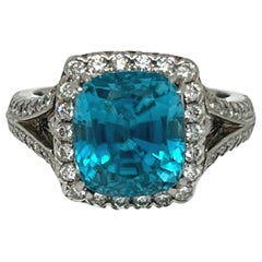 Bague faite main en platine avec zircon bleu 8,28 carats et diamants