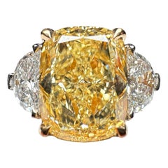 Anillo de tres piedras con diamante amarillo fantasía de talla cojín de 2,47 quilates certificado por GIA