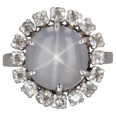 Bague en or blanc 18 carats, saphir étoilé de Ceylan, diamants, années 1950