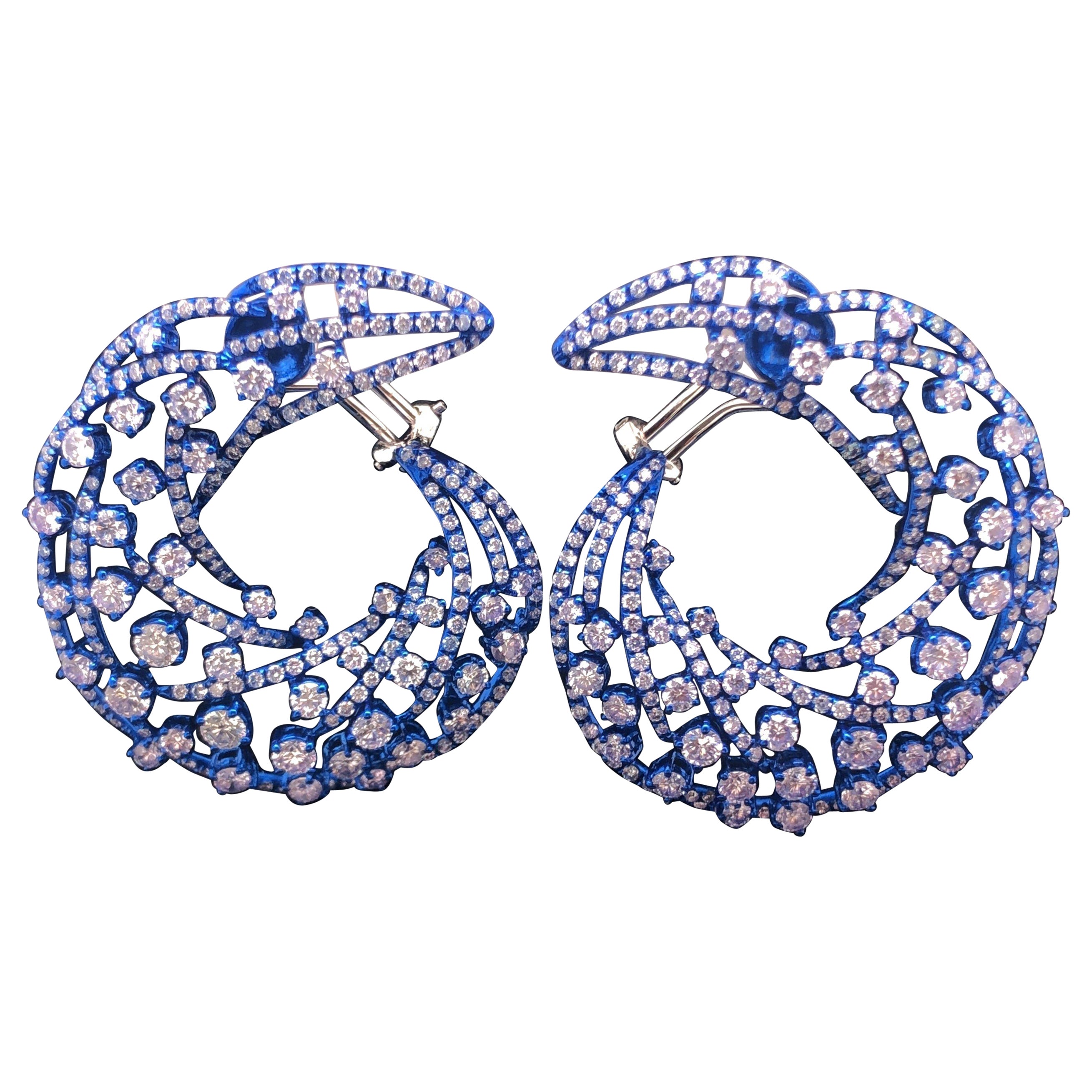 Pendiente de semi aro con diamante de 7,90 CT y recubrimiento electroforético azul de 18 quilates
