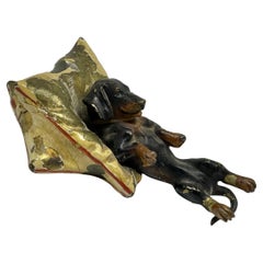 Chien teckel couché sur un oreiller Bronze autrichien de Vienne Circa 1900 Bronze miniature