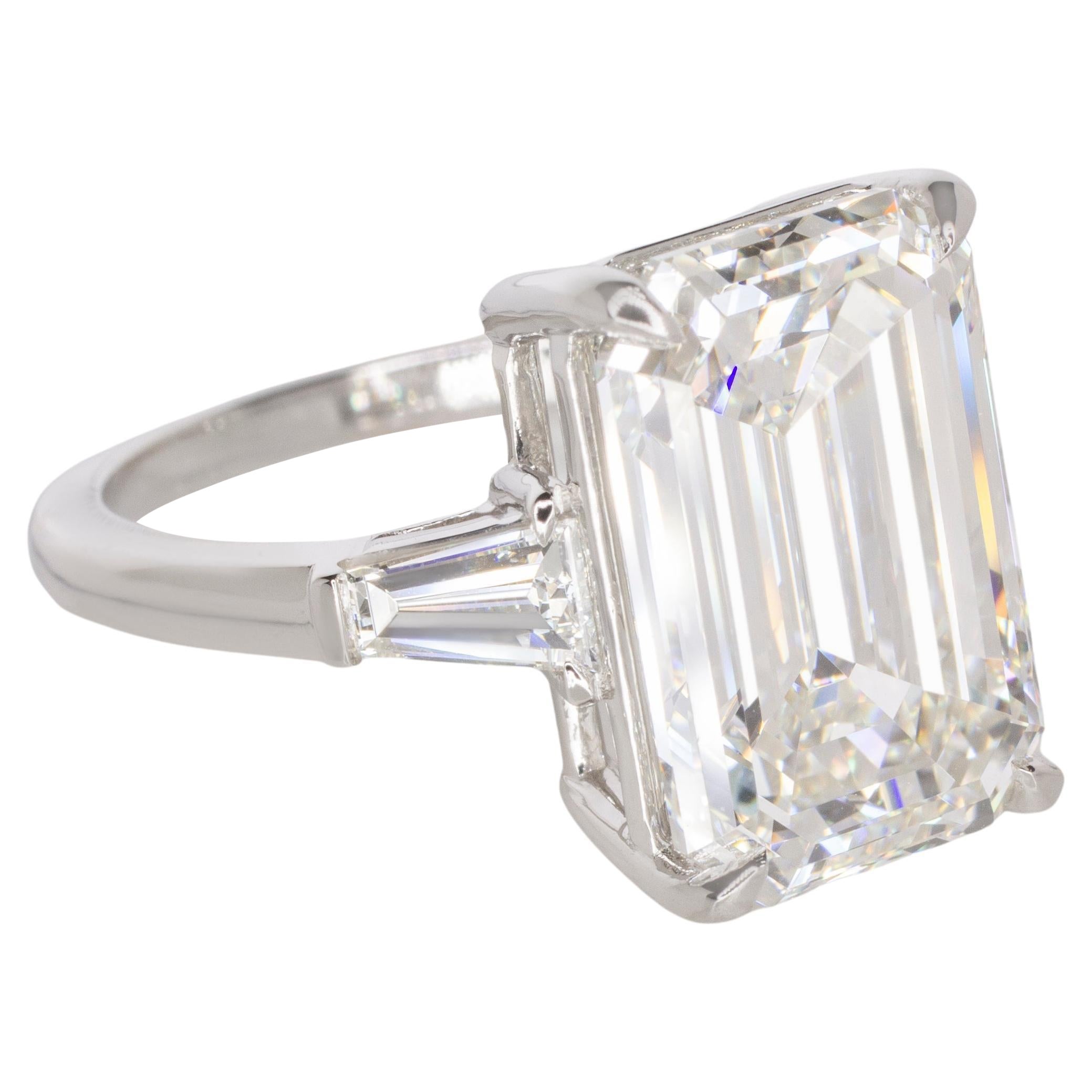 Bague en platine avec diamant taille émeraude certifié GIA de 4 carats et baguette effilée