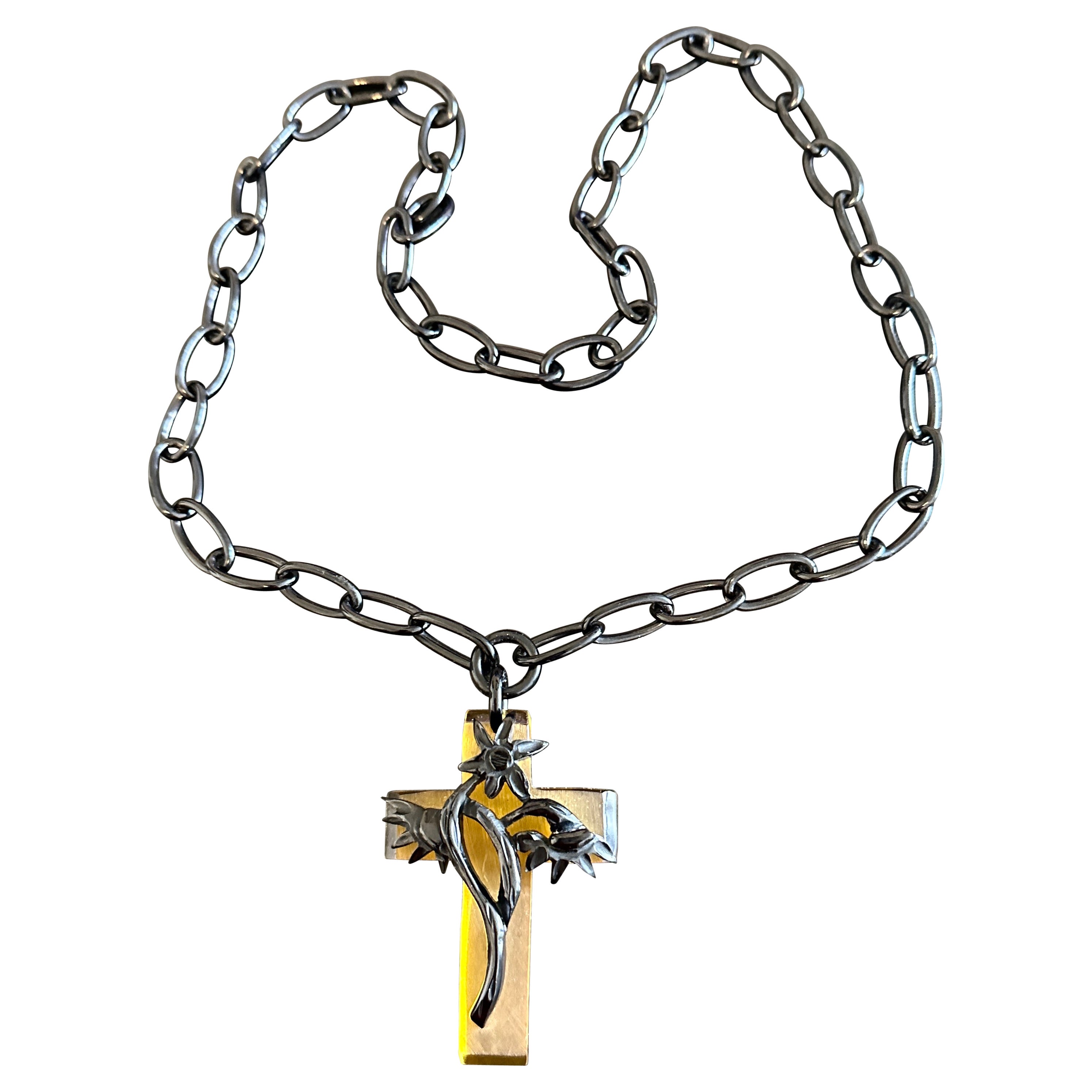 Rare collier Art déco merveilleux avec croix en bakélite avec fleur et chaîne en vente