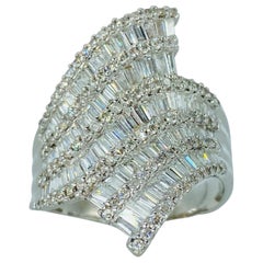 Anello firmato con 2,51 carati di diamanti taglio baguette e 5 file di diamanti in oro bianco 18 ct.
