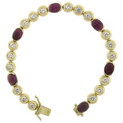 Bracelet à maillons en or jaune 18 carats, cabochon ovale, rubis et diamants 13,60 ctw
