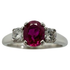 Vintage Tiffany & Co Oval Cut Pink Red Ruby & Diamond Platinum Three Stone Ring (bague à trois pierres en platine)