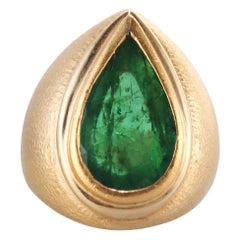 Französischer 4,75 Karat Smaragd-Goldring mit Smaragd