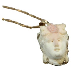 Pendentif visage de femme sculpté en corail peau d'ange 14 carats