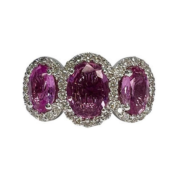 2.7 Carat Pink Sapphire Three Stone Halo Ring (bague à trois pierres) en vente