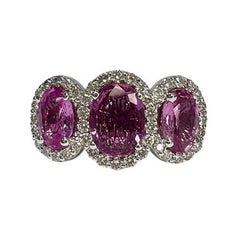 2.7 Carat Pink Sapphire Three Stone Halo Ring (bague à trois pierres)