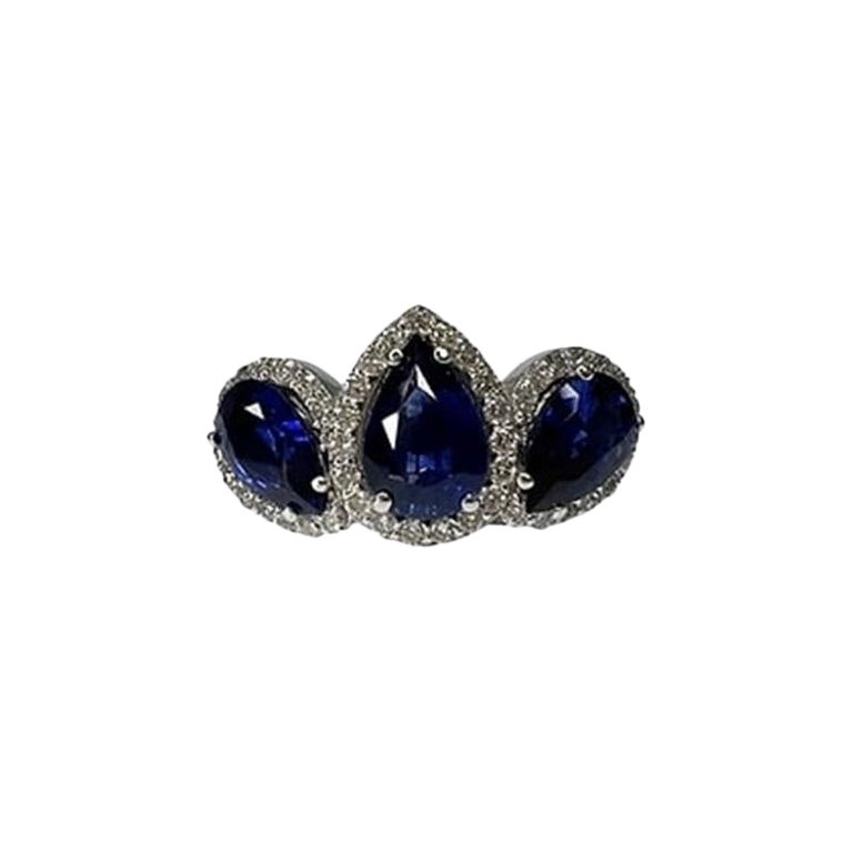 2.8 Carat Sapphire Pear Three Stone Halo Ring (Bague Halo à trois pierres) en vente