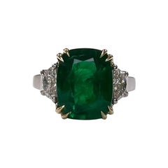 3,95 CTS Smaragd-Ring mit drei Steinen