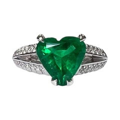 Anello con cuore di smeraldo da 2,42 carati
