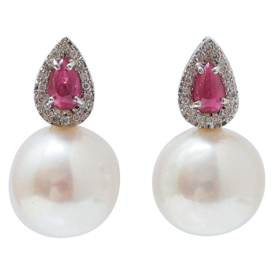 Pendientes de perlas blancas, diamantes, rubíes y platino.