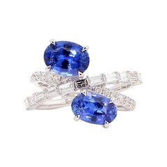 Natürlicher blauer ovaler Saphir und weißer Diamant 4.42 Karat TW Gold Cocktail-Ring
