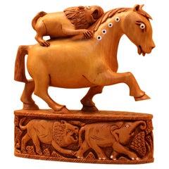 Statue de cheval sculptée en bois
