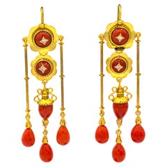 Boucles d'oreilles pendantes de style Art déco en or jaune avec corail rouge méditerranéen et diamants blancs