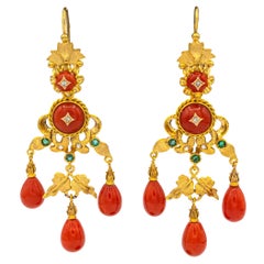 Boucles d'oreilles pendantes de style Art déco en or jaune avec corail rouge, diamants blancs et émeraudes