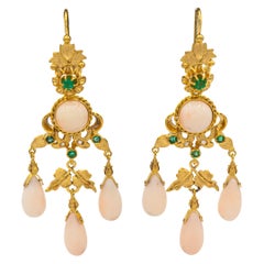 Boucles d'oreilles pendantes de style Art déco en or jaune, corail rose, diamants blancs et émeraudes
