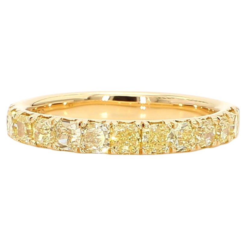 Alliance en or jaune avec diamant jaune radiant naturel de 1.01 carat poids total en vente