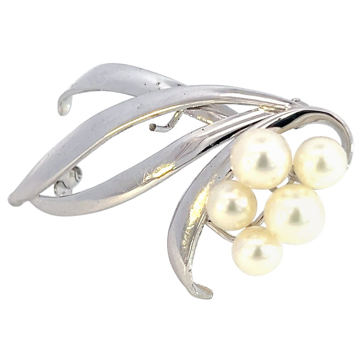 Spilla di perle Akoya di Mikimoto Estate 6,40-5,30 mm A. Silver in vendita