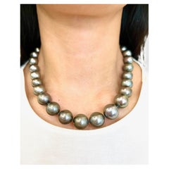 2.83 ct Diamond Clasp & Natural Tahitian Black Pearl Necklace