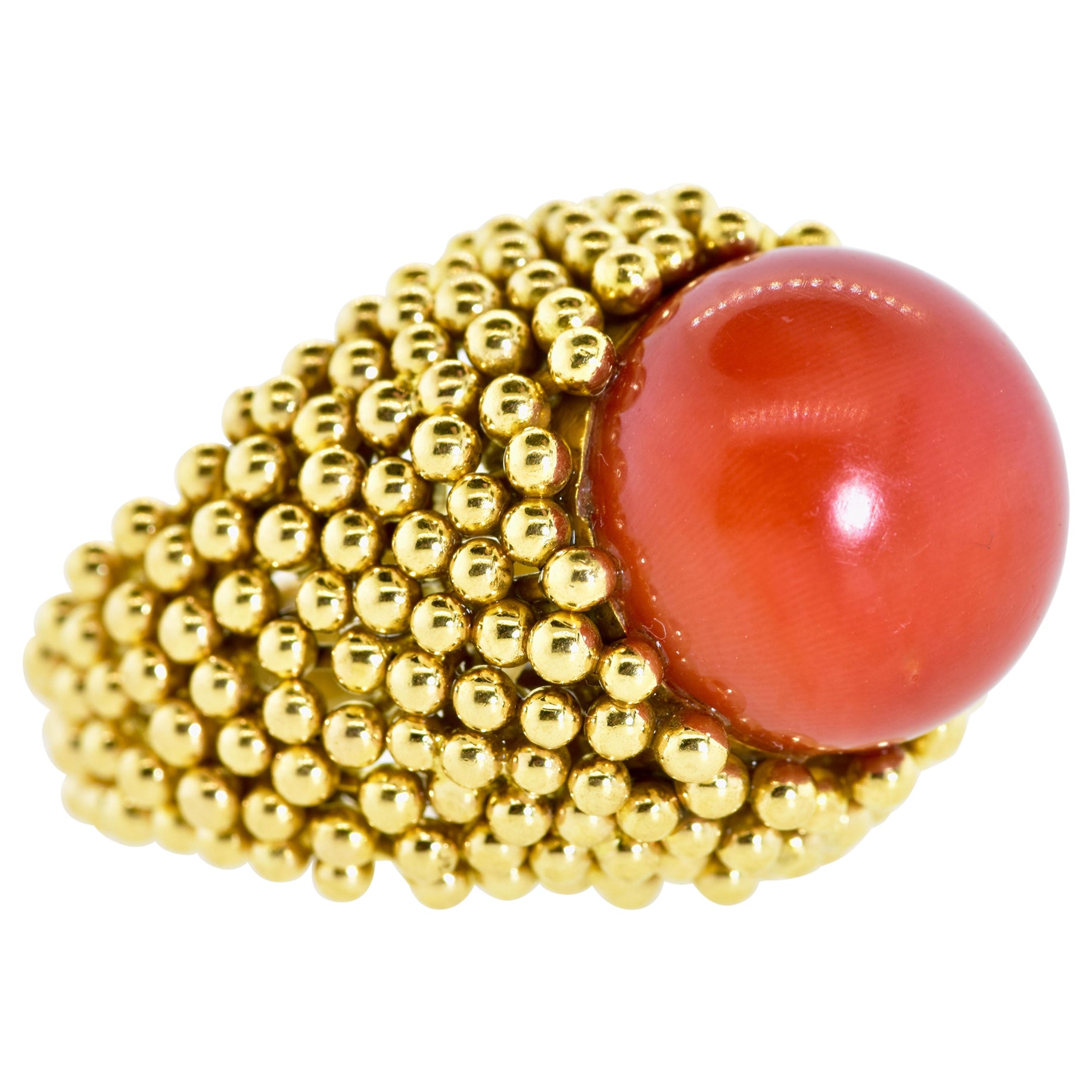Anello vintage grande e audace in corallo rosso sangue di bue e 18 carati, CIRCA 1960
