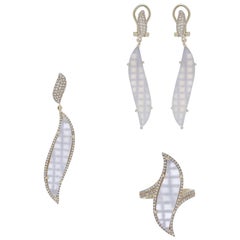Anello, ciondolo e orecchini con calcedonio blu e diamanti in oro 14K