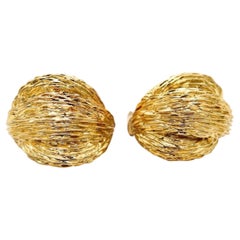 Retro Van Cleef & Arpels Textured Bombe Cocktail Earring in solid 18 kt Yellow Gold 