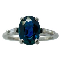 Zafiro azul y diamante talla baguette Anillo de oro blanco de 18k talla ovalada con tres piedras
