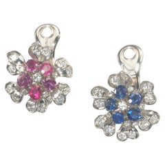 Boucles d'oreilles fleurs vintage en saphir, rubis, diamant et platine
