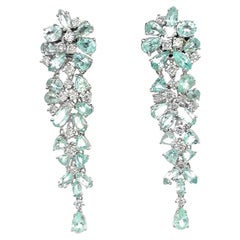 Orecchini a goccia con tormalina Paraiba in oro bianco 18 carati e diamanti