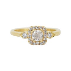 Sofisticado Anillo Halo de Diamantes de 0,96 ct en Oro Amarillo de 18k - Certificado GIA