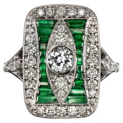 Anello da cocktail con smeraldi verdi e diamanti Old Mine Cut in stile Art Deco