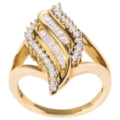 Anillo de cóctel de diamantes redondos y talla baguette de 1/2 qt de oro amarillo de 10 quilates