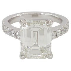 Anillo solitario de diamantes talla esmeralda certificado GIA de 4.04 quilates con pavé