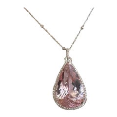 GIA Kunzite 149 carat Pendentif en forme de poire et collier de diamants en platine et 18k