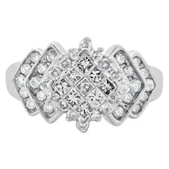 Anillo de compromiso con racimo de diamantes talla princesa en oro blanco de 10 quilates