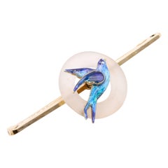 Art Deco 1930er Jahre Vogelbrosche aus 15 Karat Gelbgold mit mattiertem Bergkristall und blauer Emaille