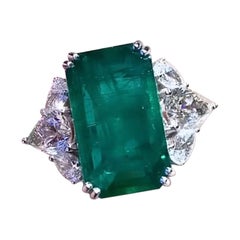 Smeraldo dello Zambia certificato IGI da 13,00 carati Anello in oro con diamanti certificato GIA da 2,00 carati