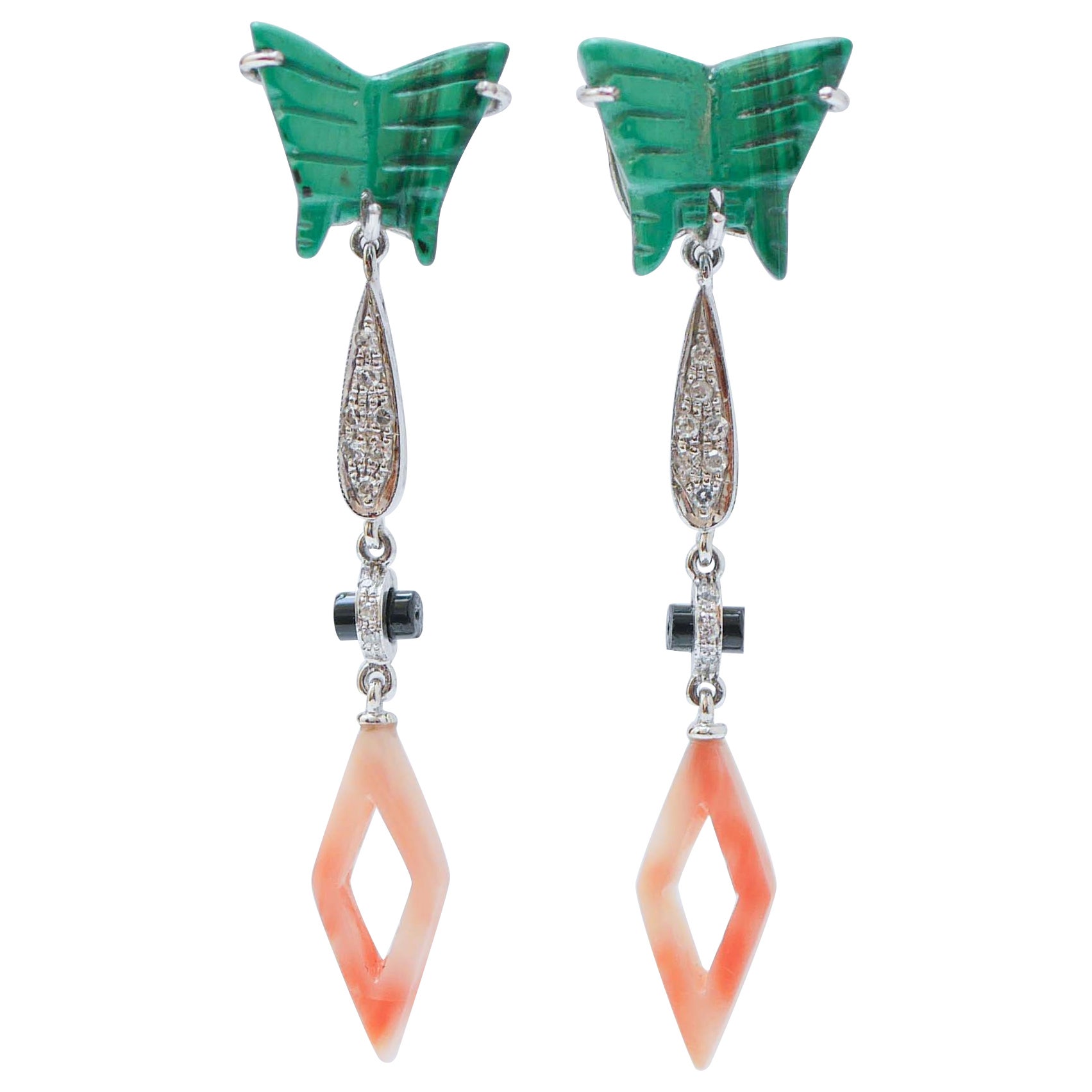 Pendientes de coral, diamantes, malaquita, ónice y platino.