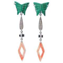 Pendientes de coral, diamantes, malaquita, ónice y platino.