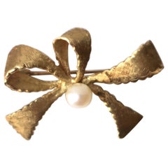 Gold Bow Brooch with Cultured Pearl