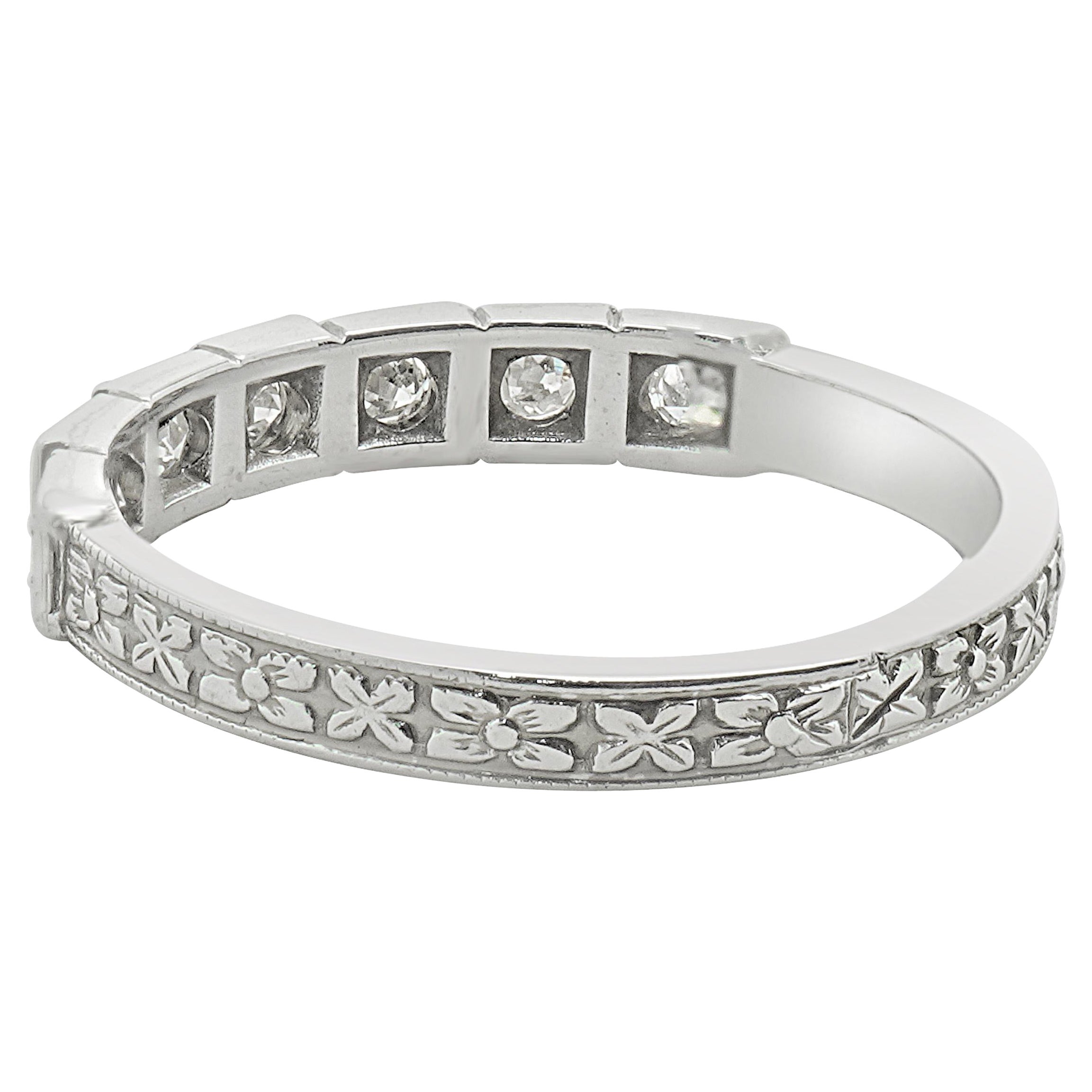 Diseñador: custom
Material: oro blanco de 18 quilates
Diamante: 7 talla redonda = 0,14ctw
Color: H
Claridad: SI1-2
Tamaño del anillo: 5 (prevea dos días de envío adicionales para las solicitudes de tamaño)
Peso: 1.72 gramos
