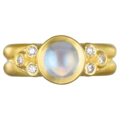 Anello con castone in pietra di luna in oro 18 carati con tripla granulazione di diamanti di Faye Kim