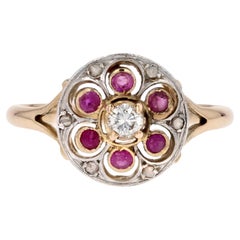 20e siècle Bague ronde en or jaune 18 carats, platine, rubis et diamants