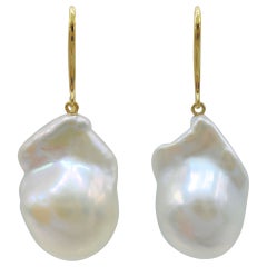 Pendientes de gota de perla barroca blanca iridiscente con ganchos franceses de oro amarillo de 18 quilates